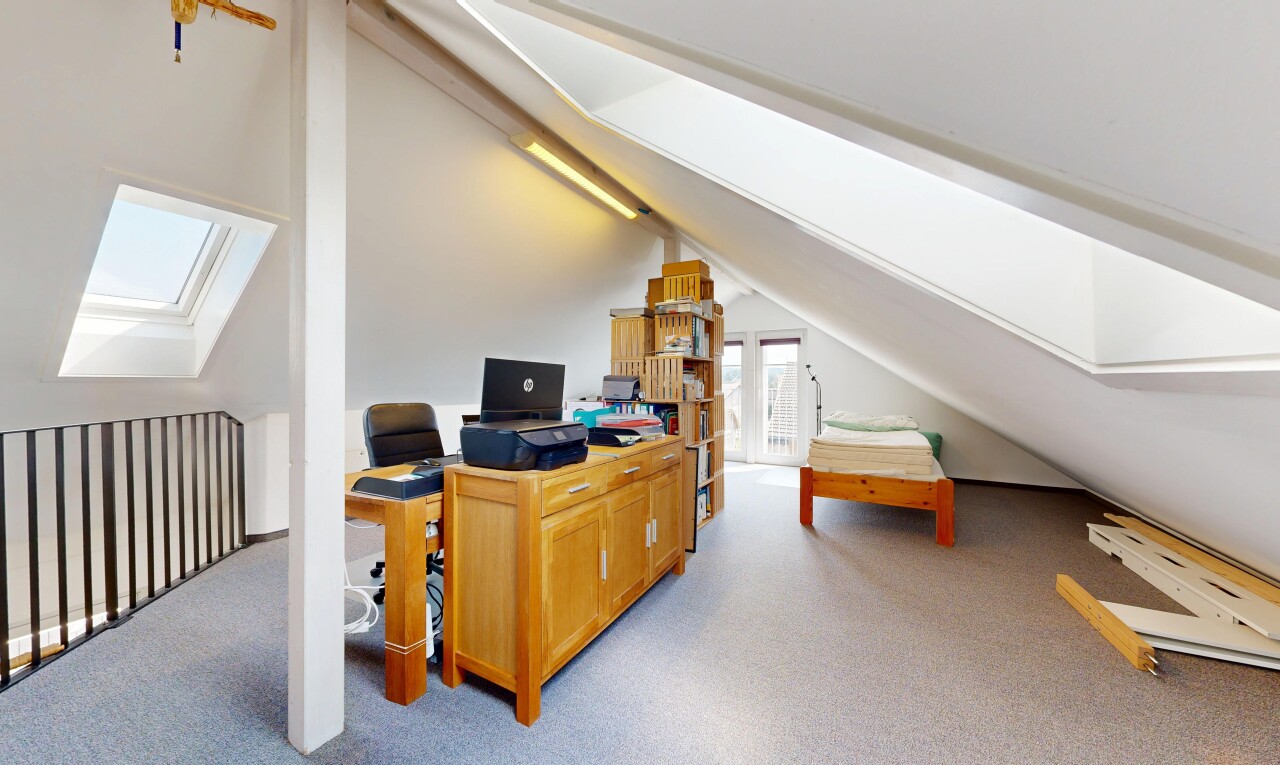 büro mit dachfenster, carpet, teppich, vaulted ceiling, und dachschräge
