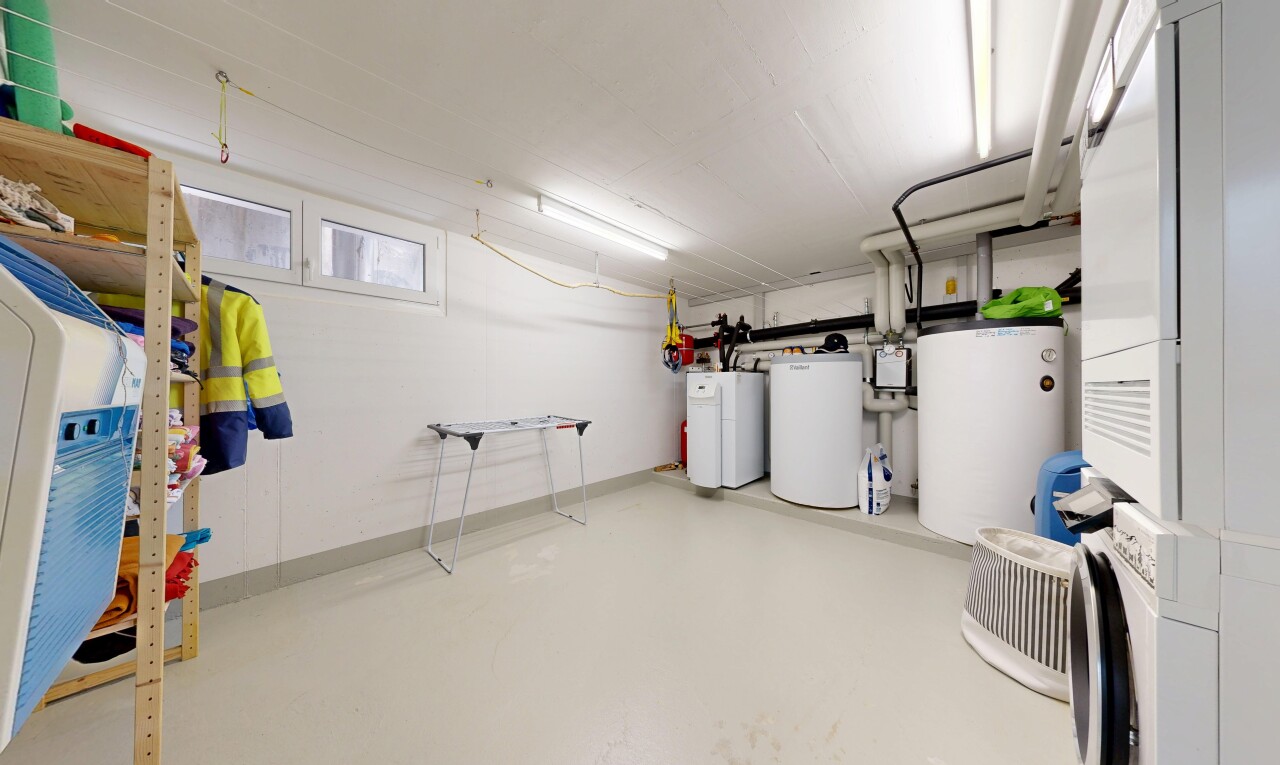 wäschekammer mit tumbler, keller, wasserkocher, concrete floor, und betonboden