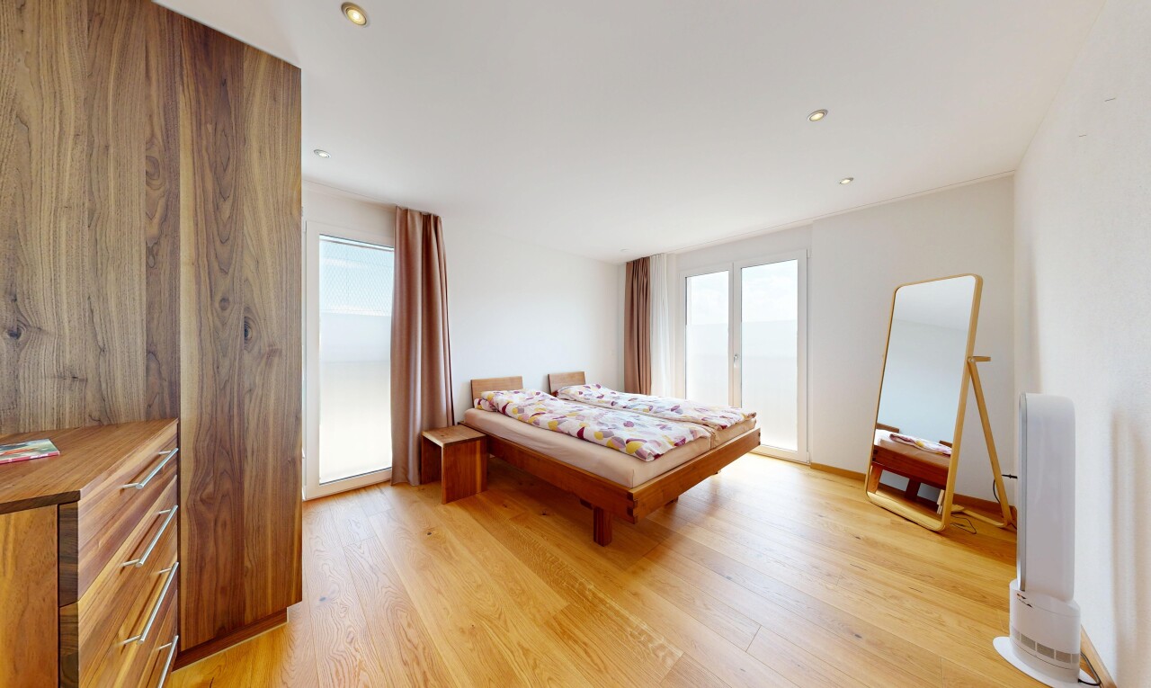 zimmer / schlafzimmer mit wood finish floor, holzfußboden, einbauleuchten, light floor, und drywall