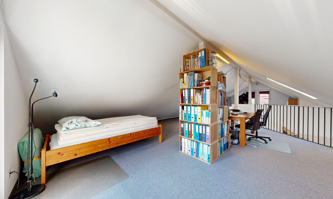 zimmer / schlafzimmer mit carpet, teppich, vaulted ceiling, dachschräge, und bürobereich