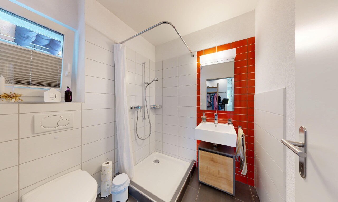 bad mit komplettes badezimmer, dusche, spiegel, schminktisch, und tile wall