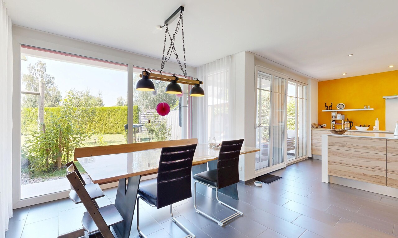 esszimmer mit inside property, dark floor, drywall, und gipskartonwand