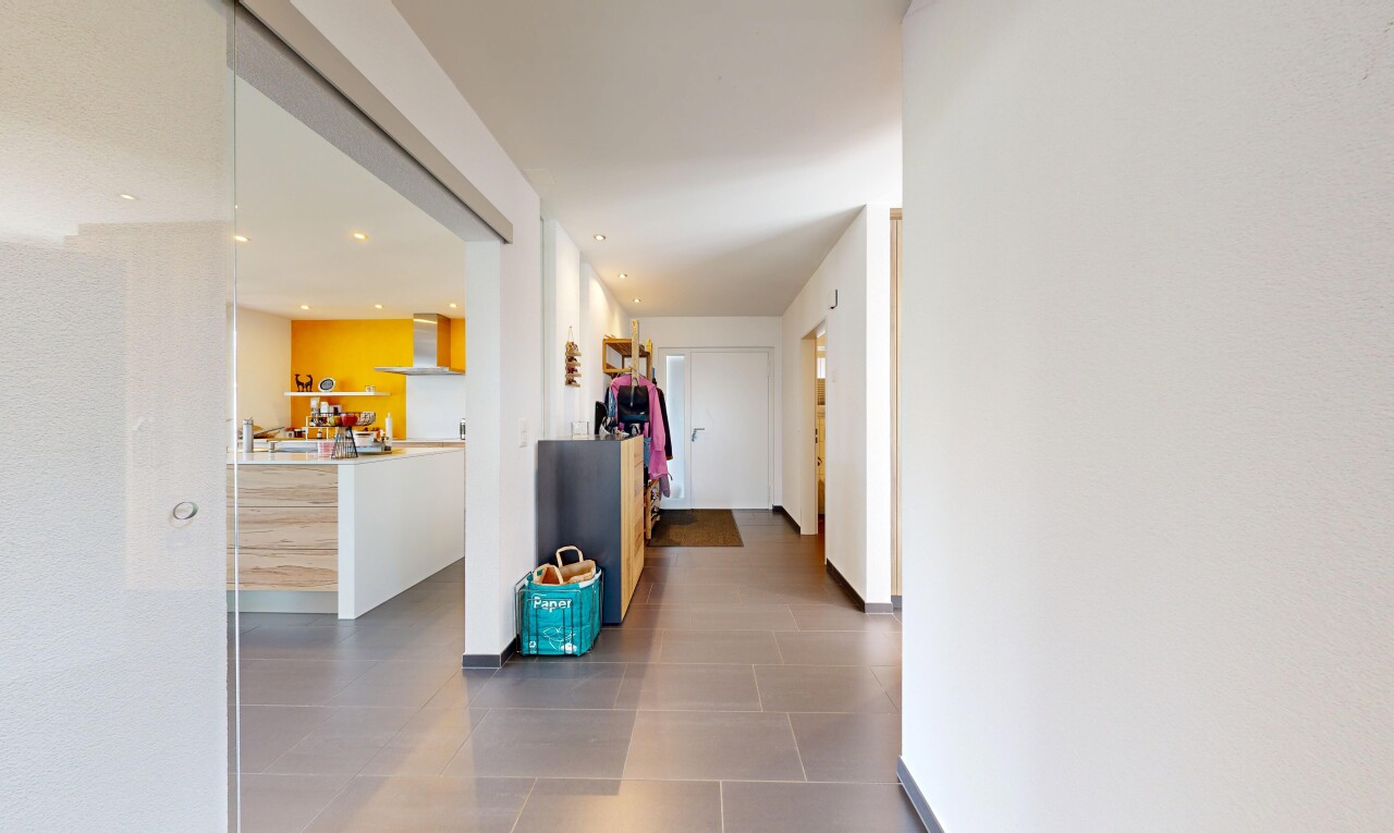 halle / korridor mit einbauleuchten, drywall, gipskartonwand, inside property, und dark floor