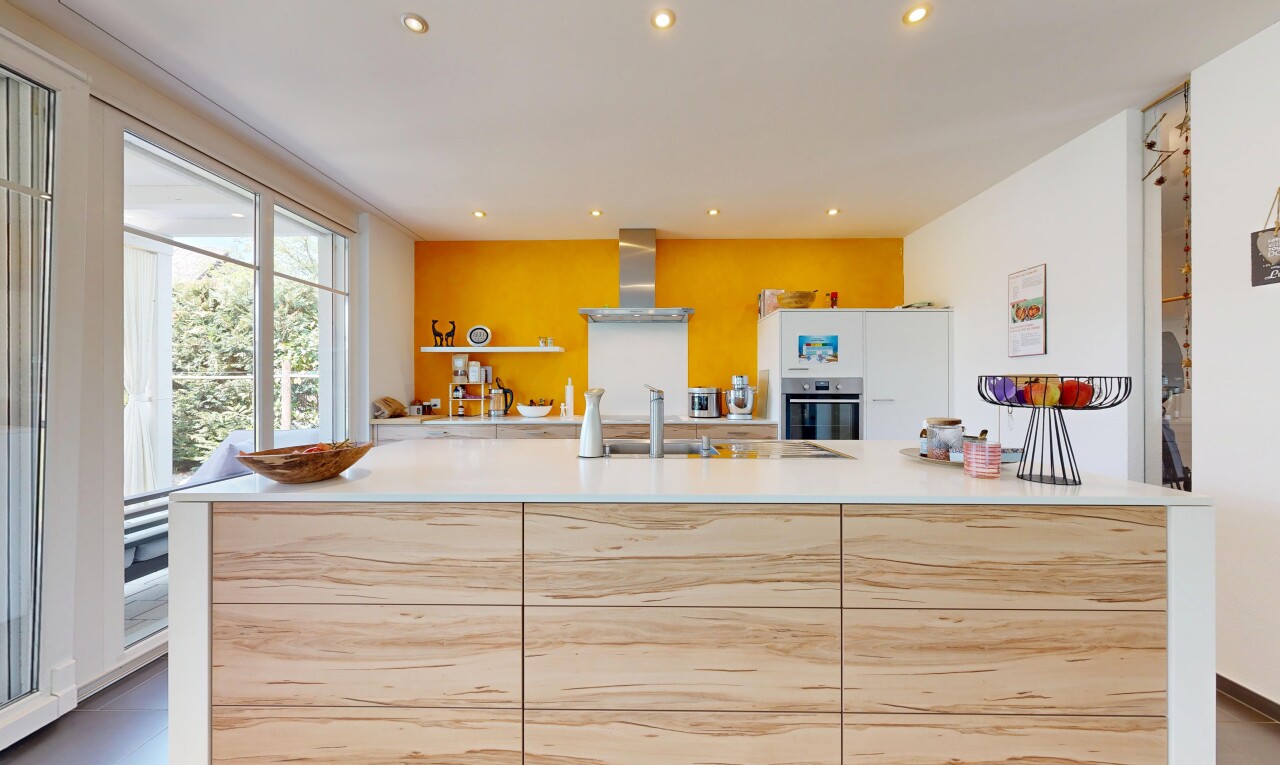 küche mit light brown cabinets, hellbraune schränke, dunstabzugshaube, light countertops, und drywall