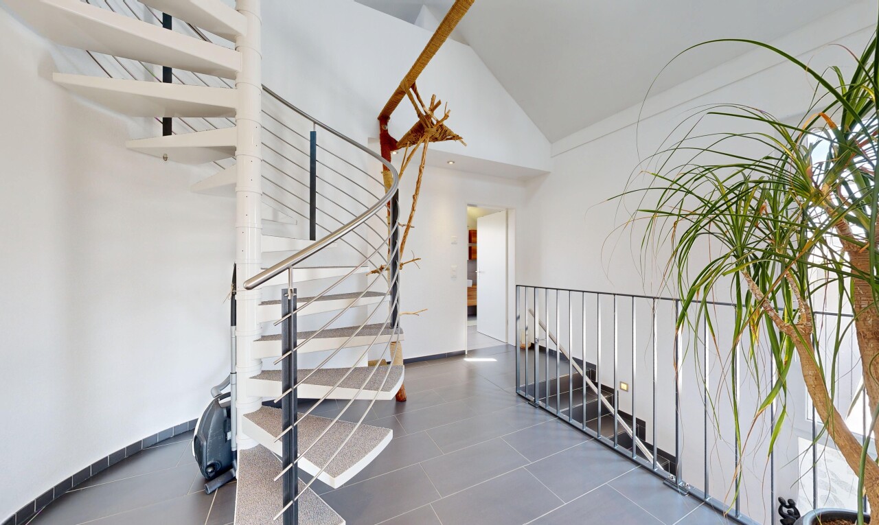 treppe mit treppen, drywall, gipskartonwand, high ceiling, und hohe decke