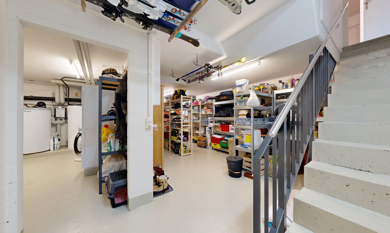 vorratskammer mit tumbler und treppen