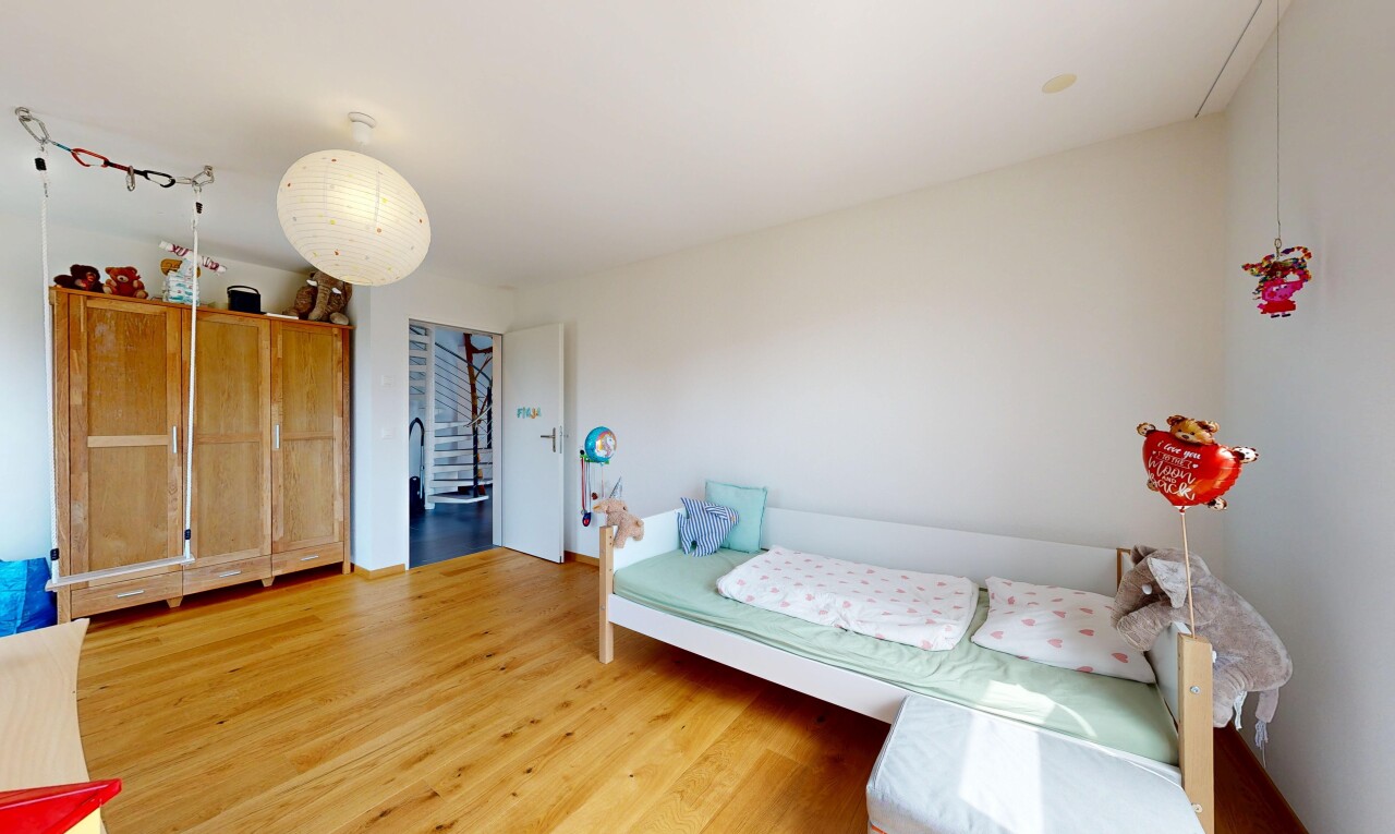 zimmer / schlafzimmer mit drywall, gipskartonwand, wood finish floor, holzfußboden, und inside property