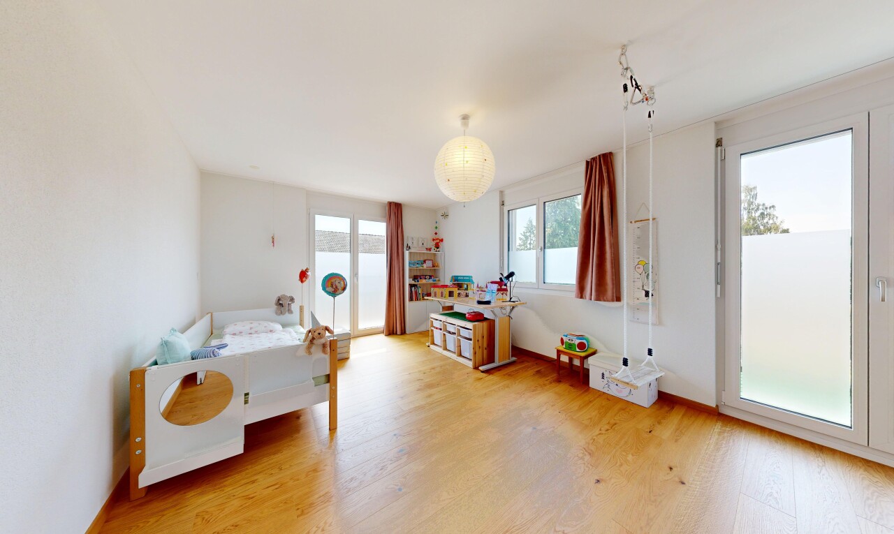 zimmer / schlafzimmer mit außenzugang, holzfußboden, wood finish floor, gipskartonwand, und drywall