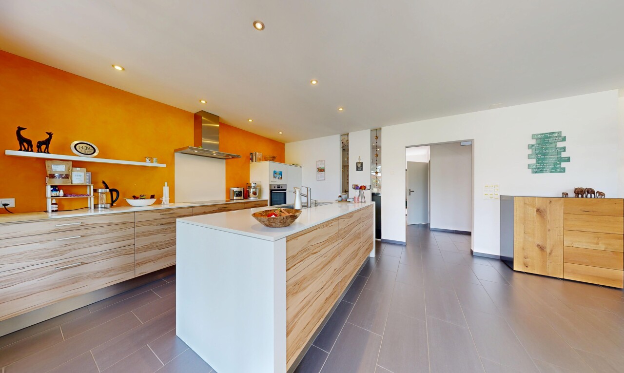 küche mit light brown cabinets, hellbraune schränke, light countertops, arbeitsplatten, und dunstabzugshaube