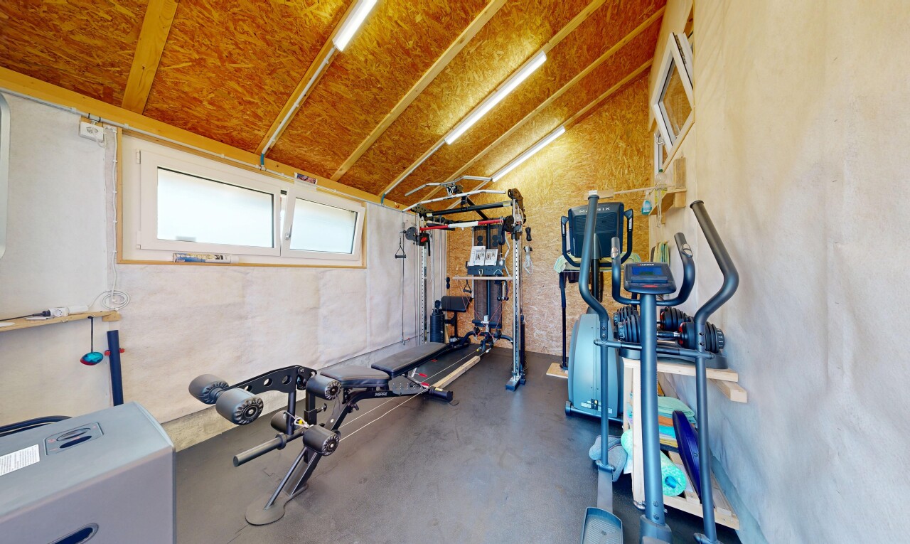 fitnessstudio mit vaulted ceiling, dachschräge, und inside property