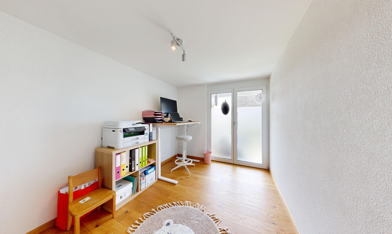 büro mit deckenbeleuchtung, holzfußboden, wood finish floor, sockelleisten, und baseboards wall