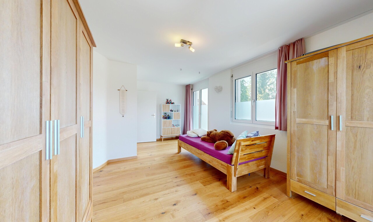 zimmer / schlafzimmer mit wood finish floor, holzfußboden, drywall, gipskartonwand, und light floor