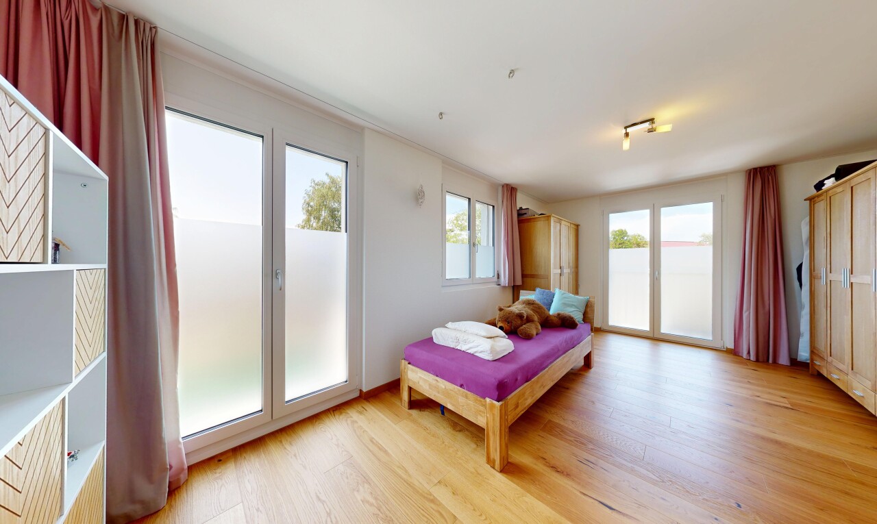 zimmer / schlafzimmer mit außenzugang, holzfußboden, wood finish floor, deckenbeleuchtung, und gipskartonwand
