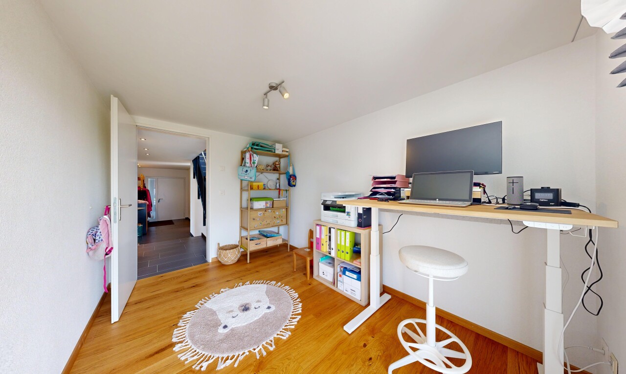 büro mit holzfußboden, wood finish floor, gipskartonwand, drywall, und fernseher