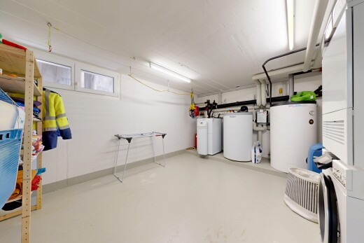 wäschekammer mit tumbler, keller, wasserkocher, concrete floor, und betonboden
