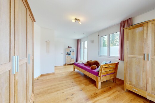 chambre avec wood finish floor, sol en finition bois, drywall, cloison sèche, et light floor