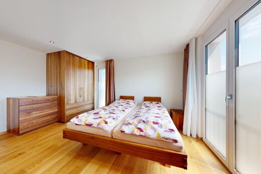 zimmer / schlafzimmer mit holzfußboden, wood finish floor, gipskartonwand, drywall, und light floor