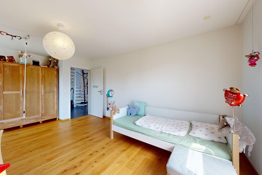 zimmer / schlafzimmer mit drywall, gipskartonwand, wood finish floor, holzfußboden, und inside property