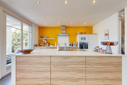 küche mit light brown cabinets, hellbraune schränke, dunstabzugshaube, light countertops, und drywall