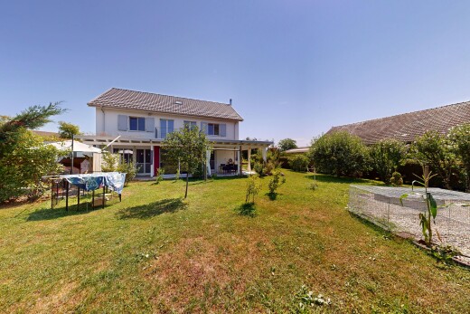 garten mit from property, rasen, property visible, und day time