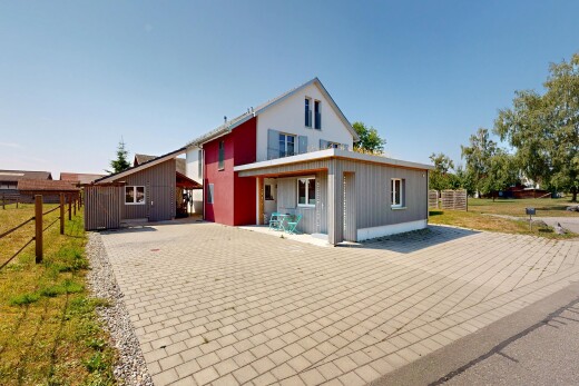 außenansicht mit property visible, vertikale verkleidung, day time, und parkplatz