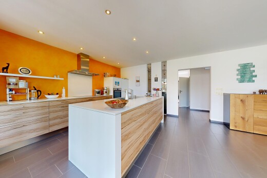 küche mit light brown cabinets, hellbraune schränke, light countertops, arbeitsplatten, und dunstabzugshaube