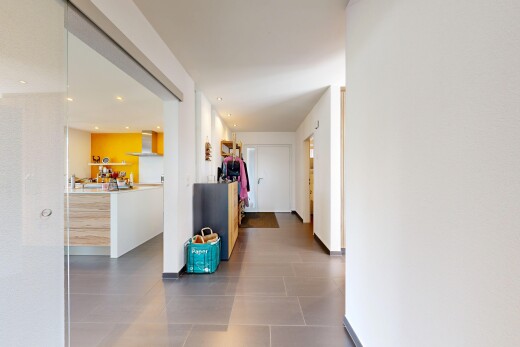 halle / korridor mit einbauleuchten, drywall, gipskartonwand, inside property, und dark floor