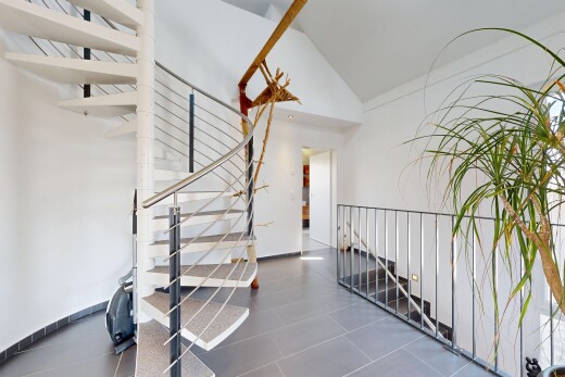 treppe mit treppen, drywall, gipskartonwand, high ceiling, und hohe decke