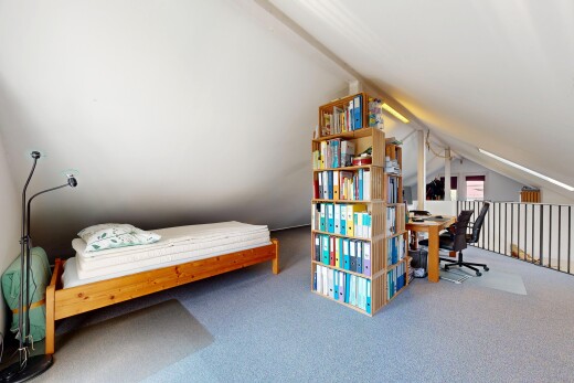 zimmer / schlafzimmer mit carpet, teppich, vaulted ceiling, dachschräge, und bürobereich