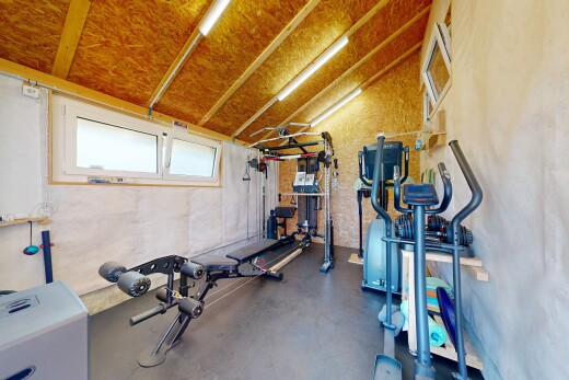 fitnessstudio mit vaulted ceiling, dachschräge, und inside property