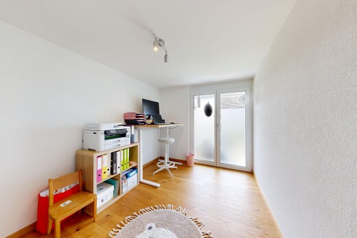büro mit deckenbeleuchtung, holzfußboden, wood finish floor, sockelleisten, und baseboards wall