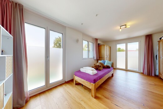 zimmer / schlafzimmer mit außenzugang, holzfußboden, wood finish floor, deckenbeleuchtung, und gipskartonwand