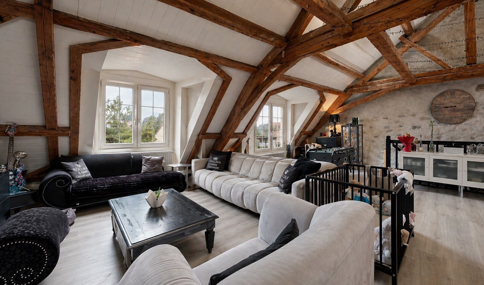 salon / salle à manger avec inside property, puits de lumière, plafond à poutres, beamed ceiling, et lumière naturelle