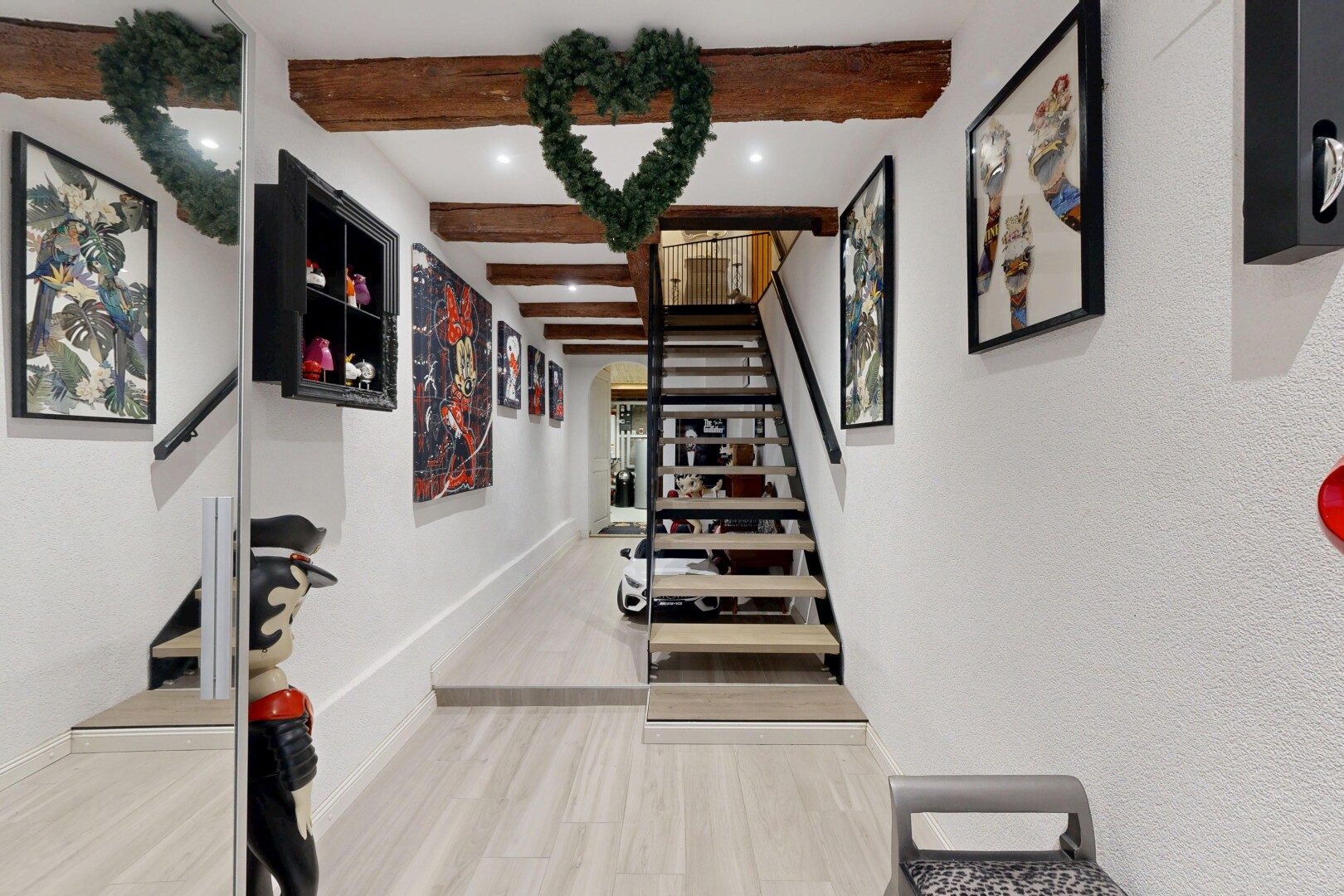 escaliers avec inside property, plinthes murales, baseboards wall, éclairage encastré, et recessed lighting