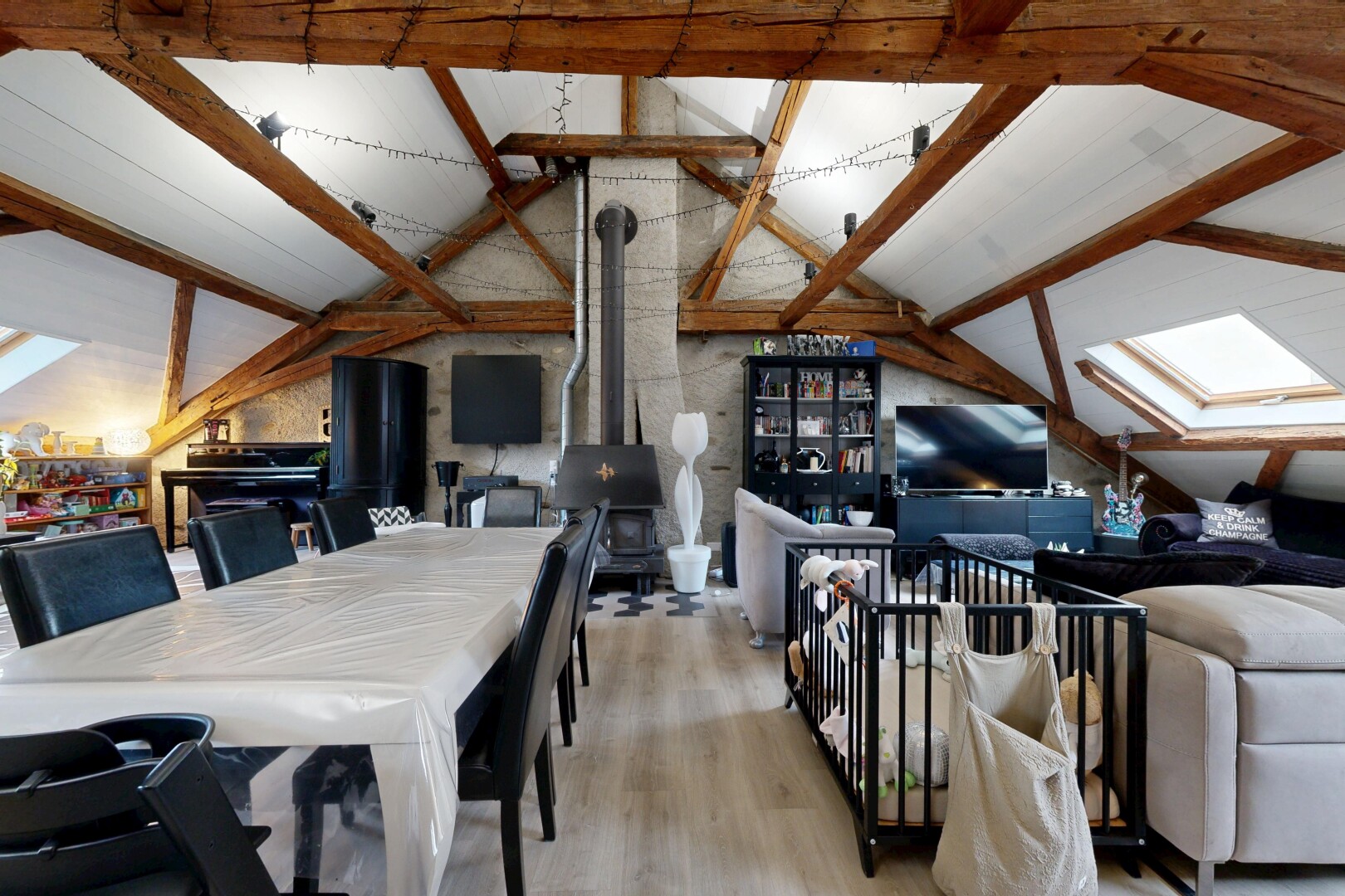 salon / salle à manger avec inside property, plafond cathédrale, cathedral ceiling, télévision, et sol en finition bois