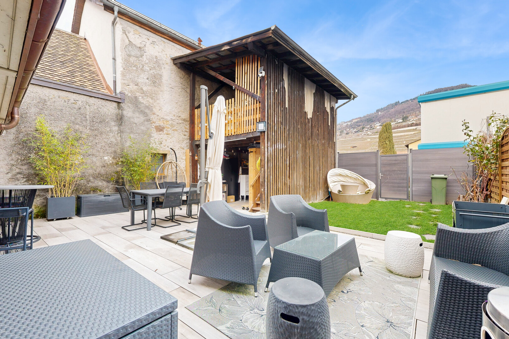 terrasse avec day time, terrasse, coin repas extérieur, from property, et clôture