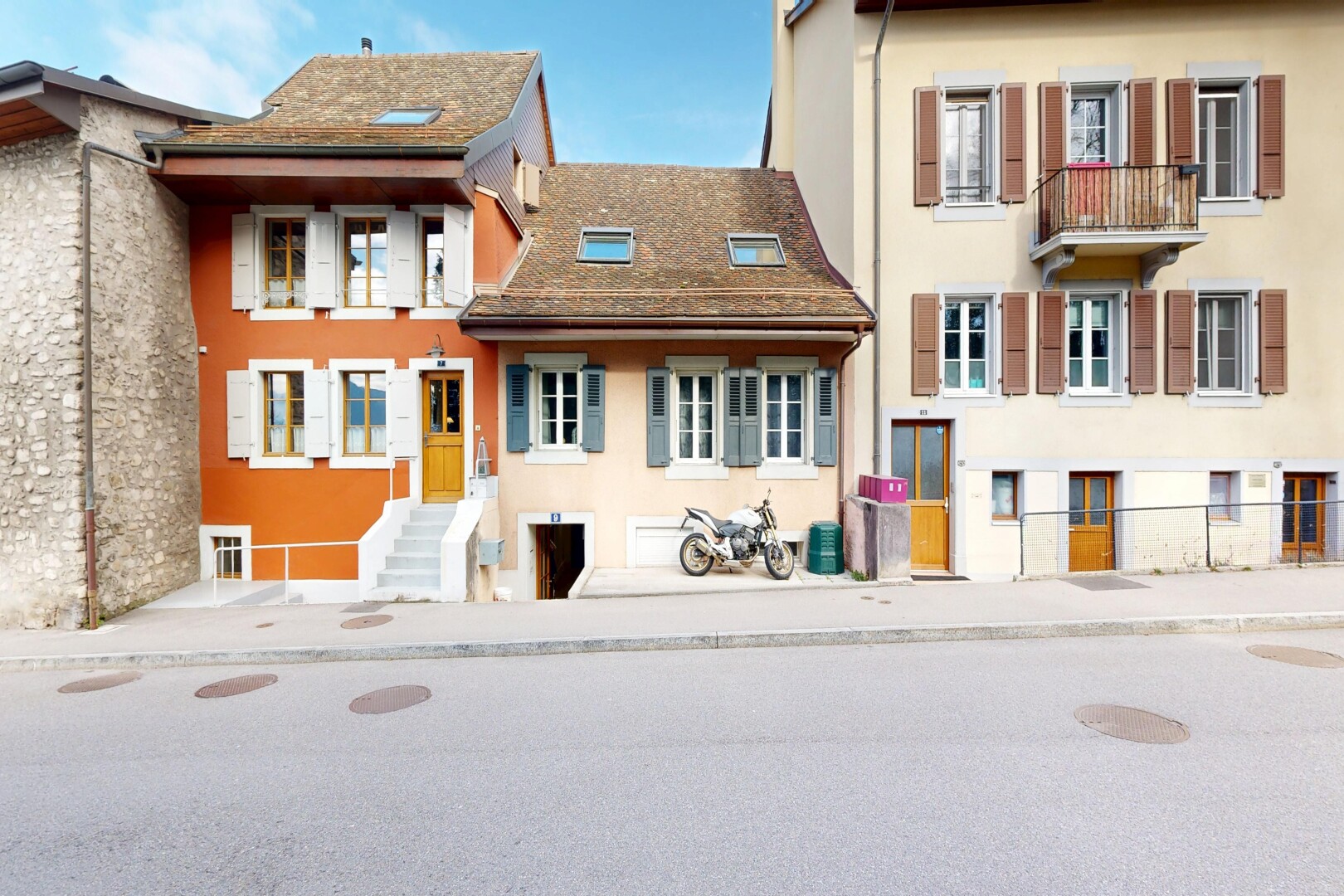 façade avec day time, bardage en stuc, marches d'entrée, et perron