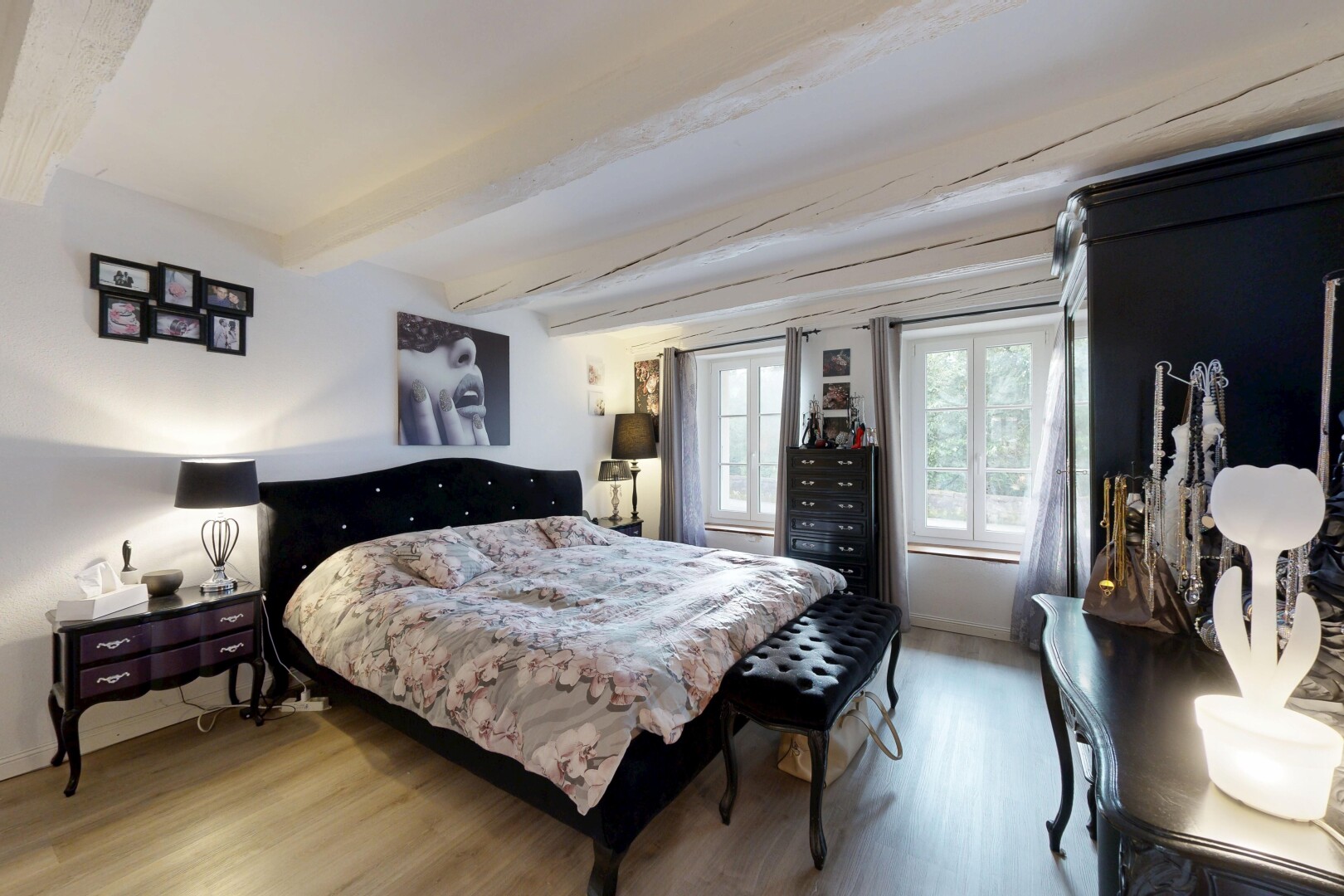 chambre avec sol en finition bois, wood finish floor, inside property, lumière naturelle, et natural light