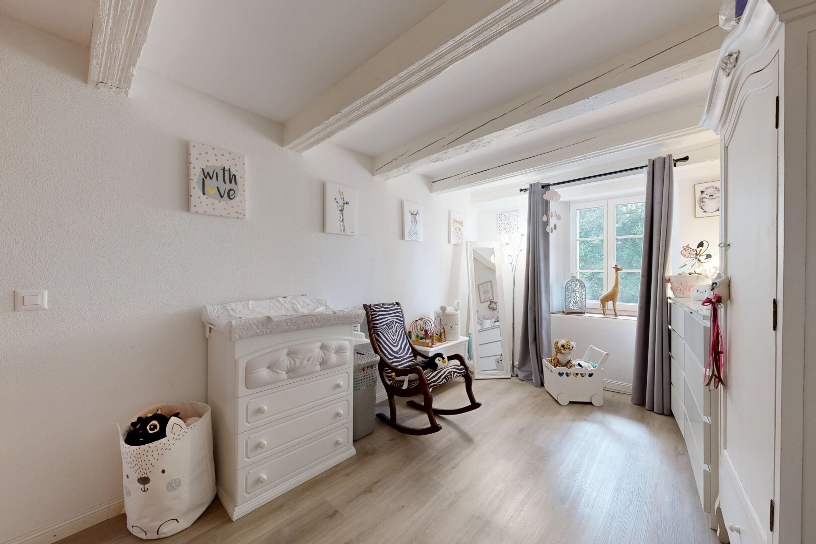 chambre avec lumière naturelle, natural light, inside property, sol en finition bois, et wood finish floor