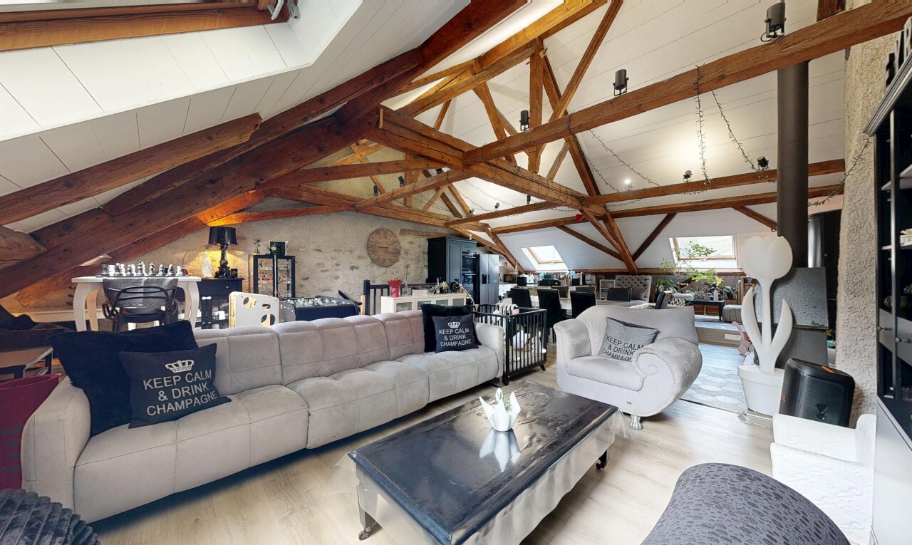 salon avec sol en finition bois, wood finish floor, inside property, plafond voûté, et vaulted ceiling