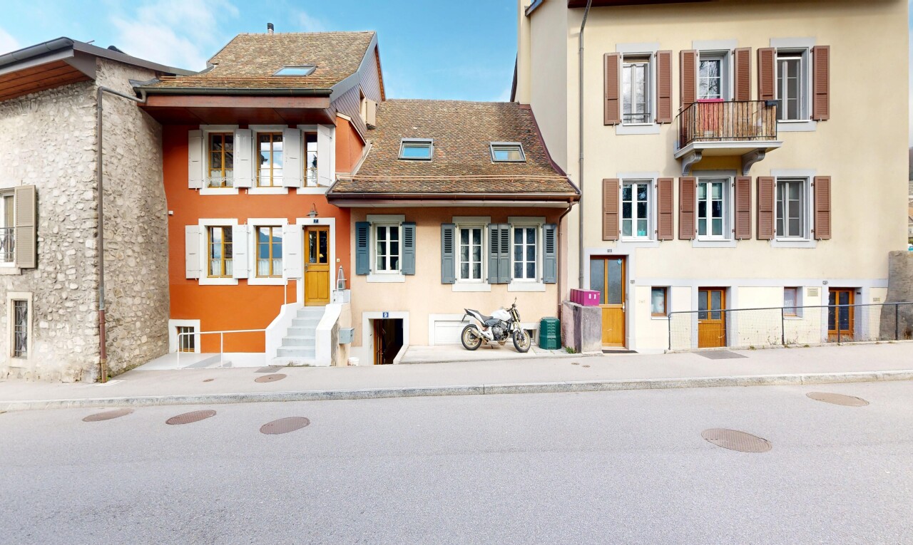 façade avec day time, bardage en stuc, marches d'entrée, et perron