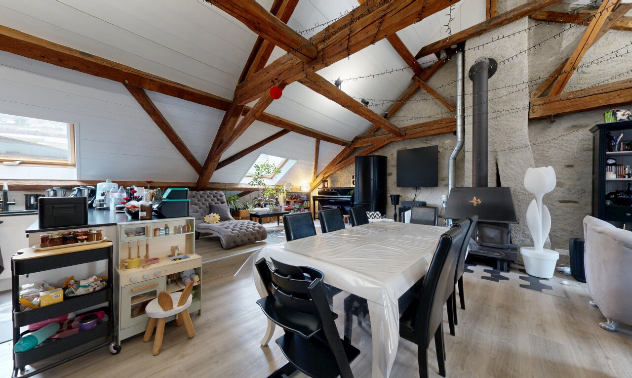 salon / salle à manger avec lumière naturelle, natural light, inside property, sol en finition bois, et wood finish floor