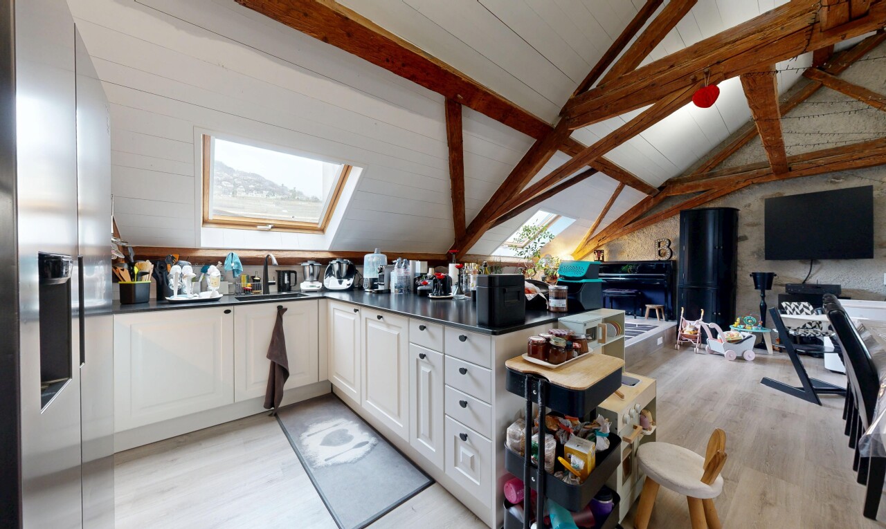 cuisine avec plans de travail, dark countertops, sol en finition bois, wood finish floor, et inside property