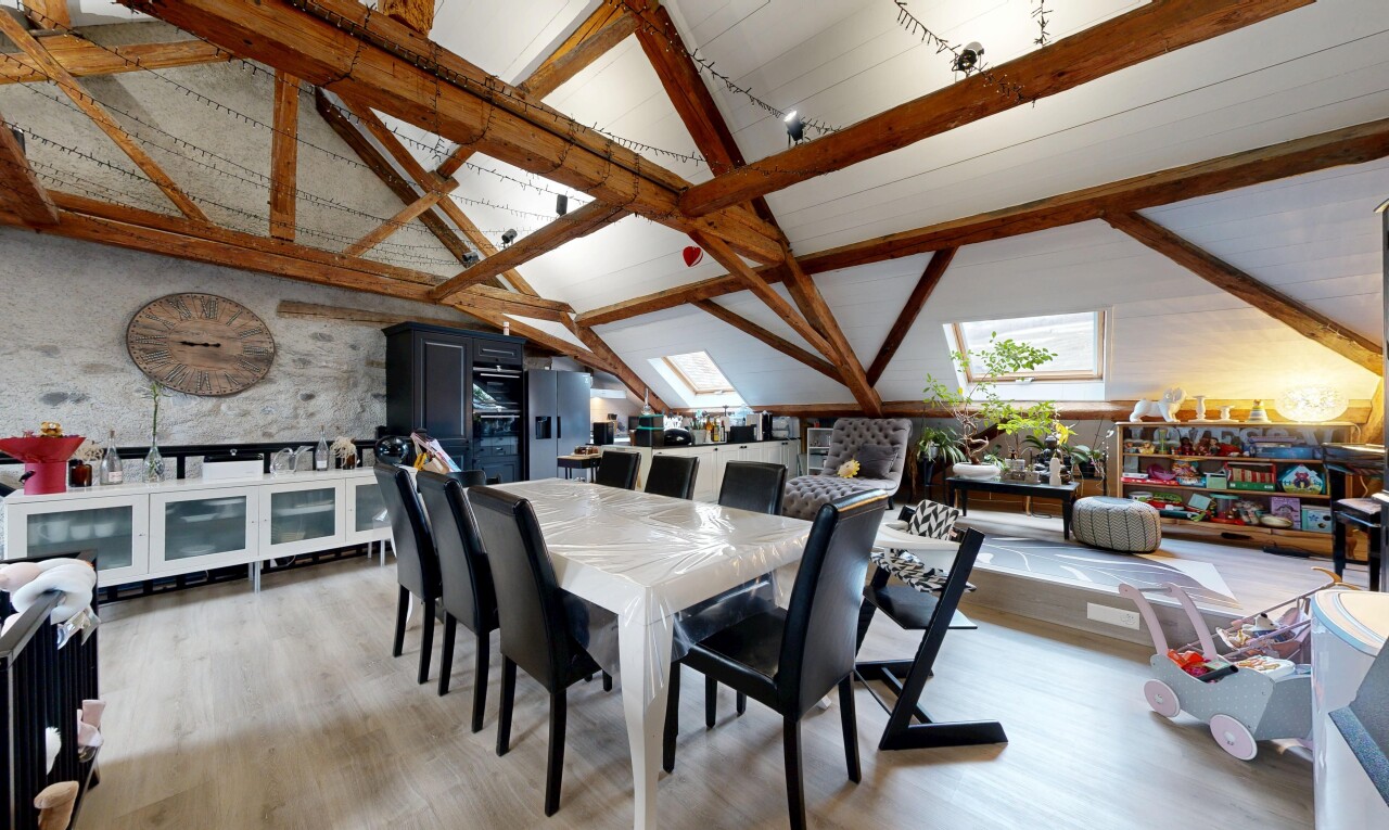 salle à manger avec lumière naturelle, natural light, plafond à poutres, beamed ceiling, et inside property