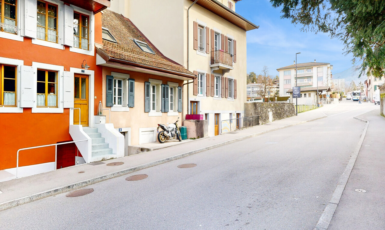 extérieur du bâtiment avec day time et clôture