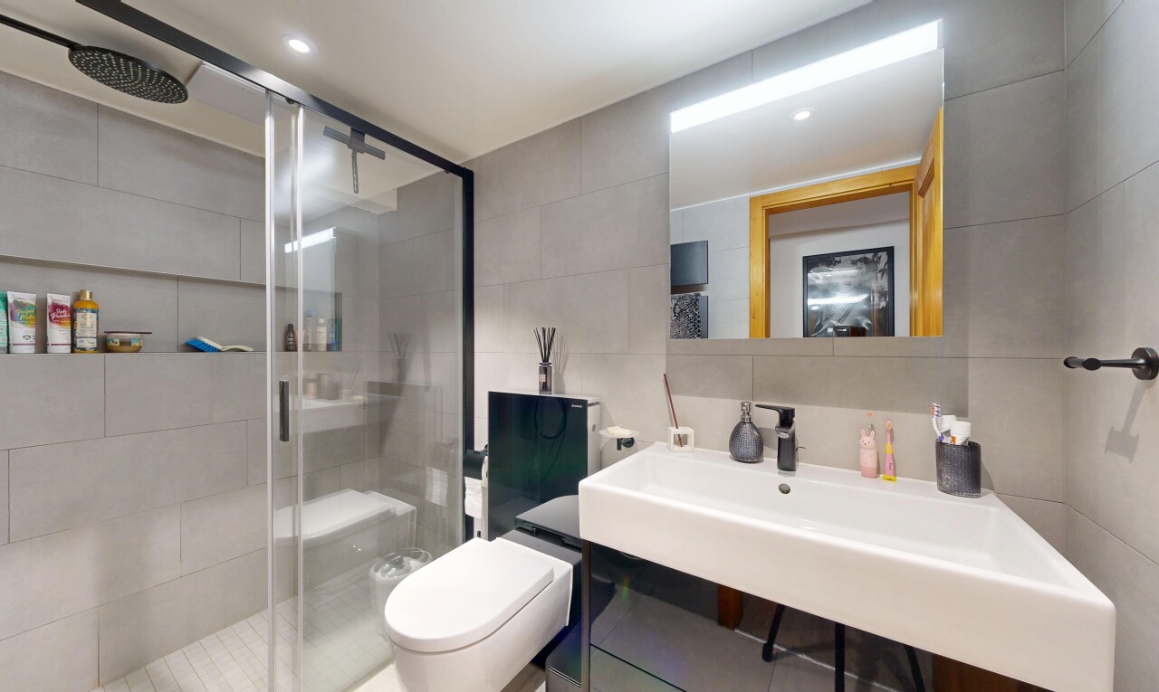 salle de bains avec tile wall, mur en carrelage, miroir, salle de bain complète, et douche