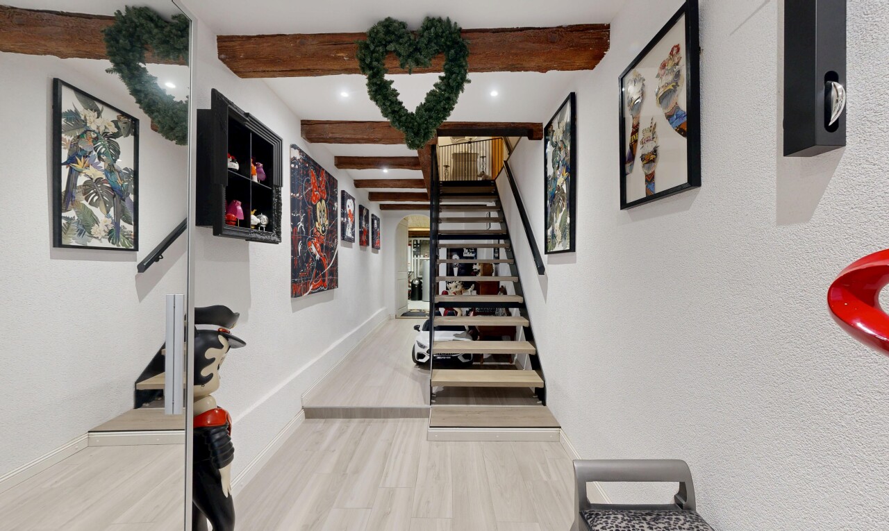escaliers avec inside property, plinthes murales, baseboards wall, éclairage encastré, et recessed lighting