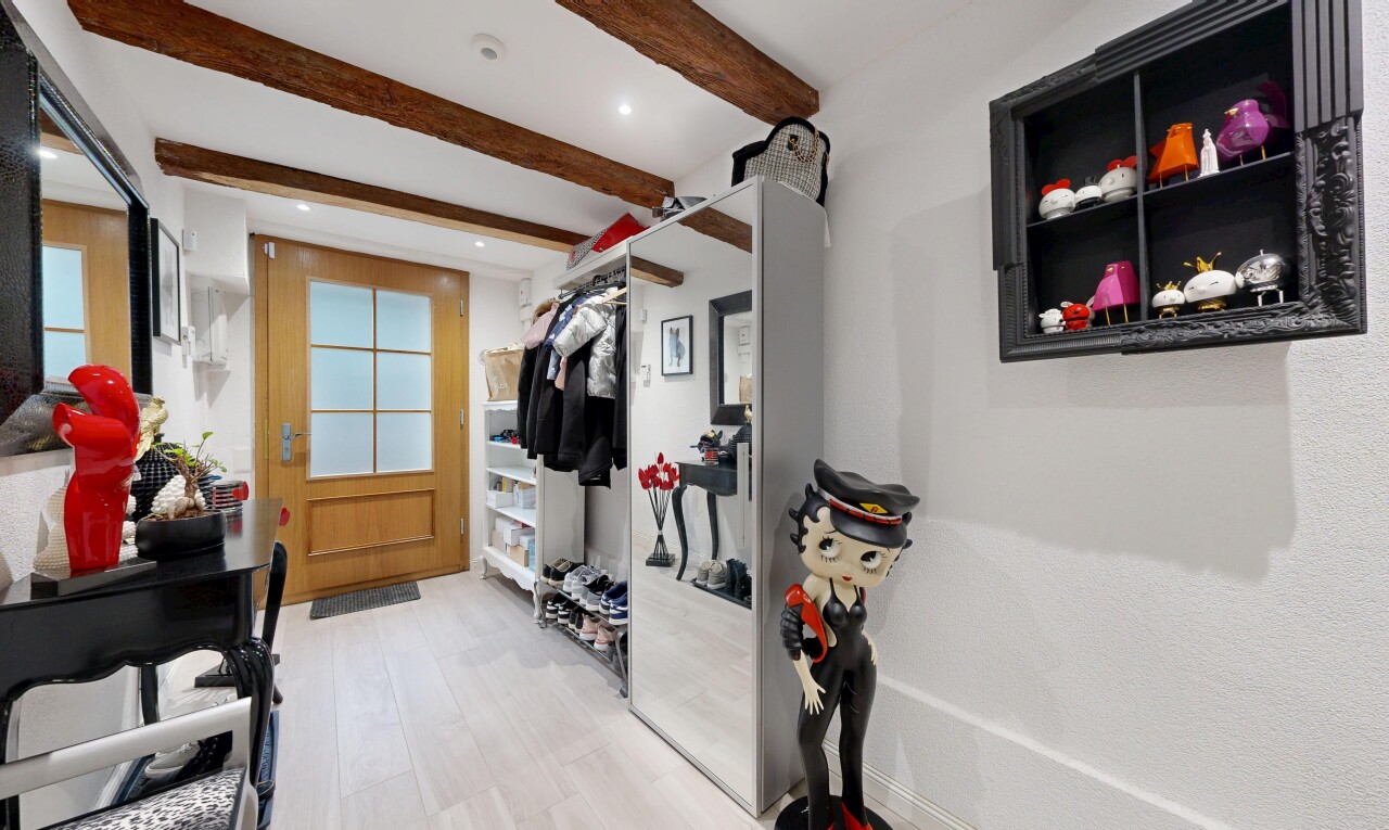gym avec inside property, éclairage encastré, recessed lighting, plafond à poutres, et beamed ceiling