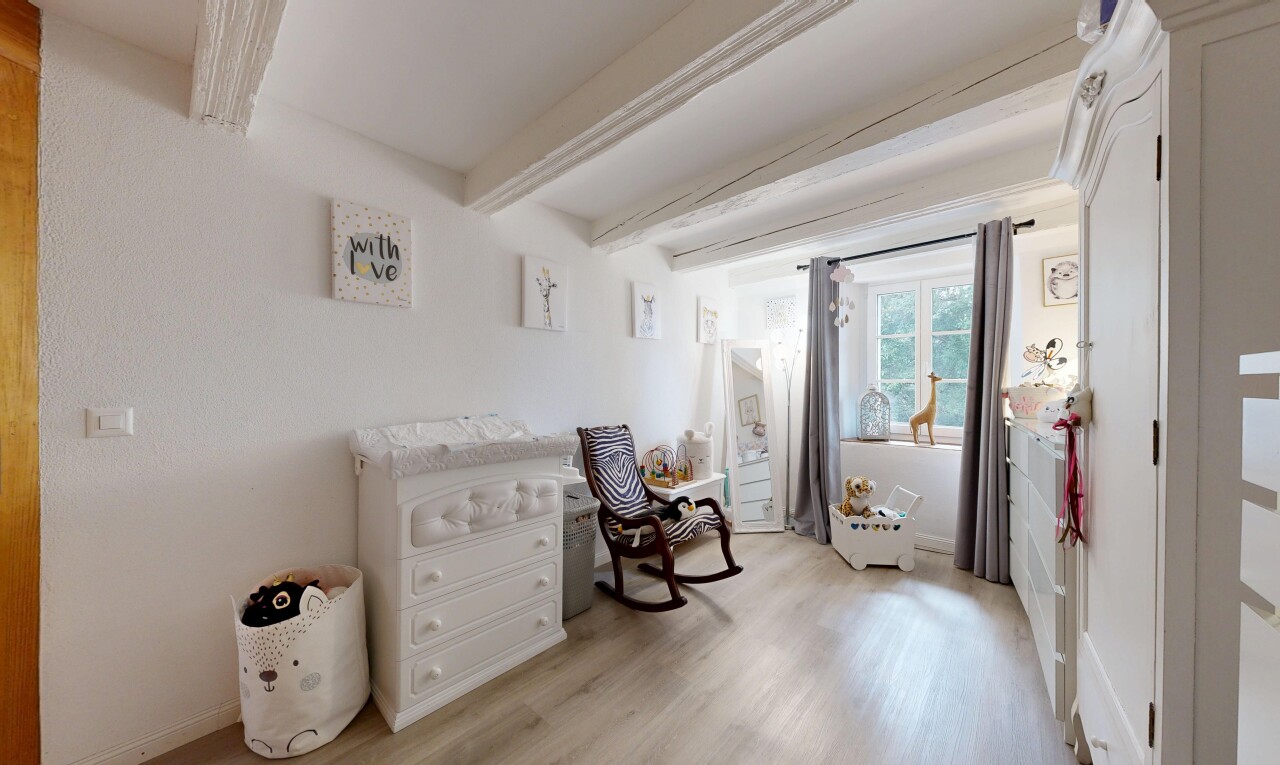 chambre avec lumière naturelle, natural light, inside property, sol en finition bois, et wood finish floor