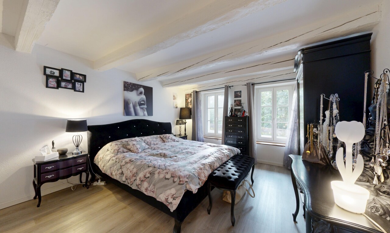 chambre avec sol en finition bois, wood finish floor, inside property, lumière naturelle, et natural light